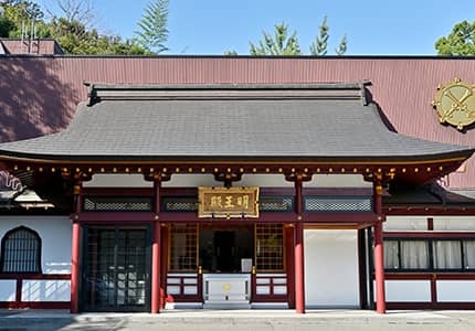 一、	明王殿前に車を停める